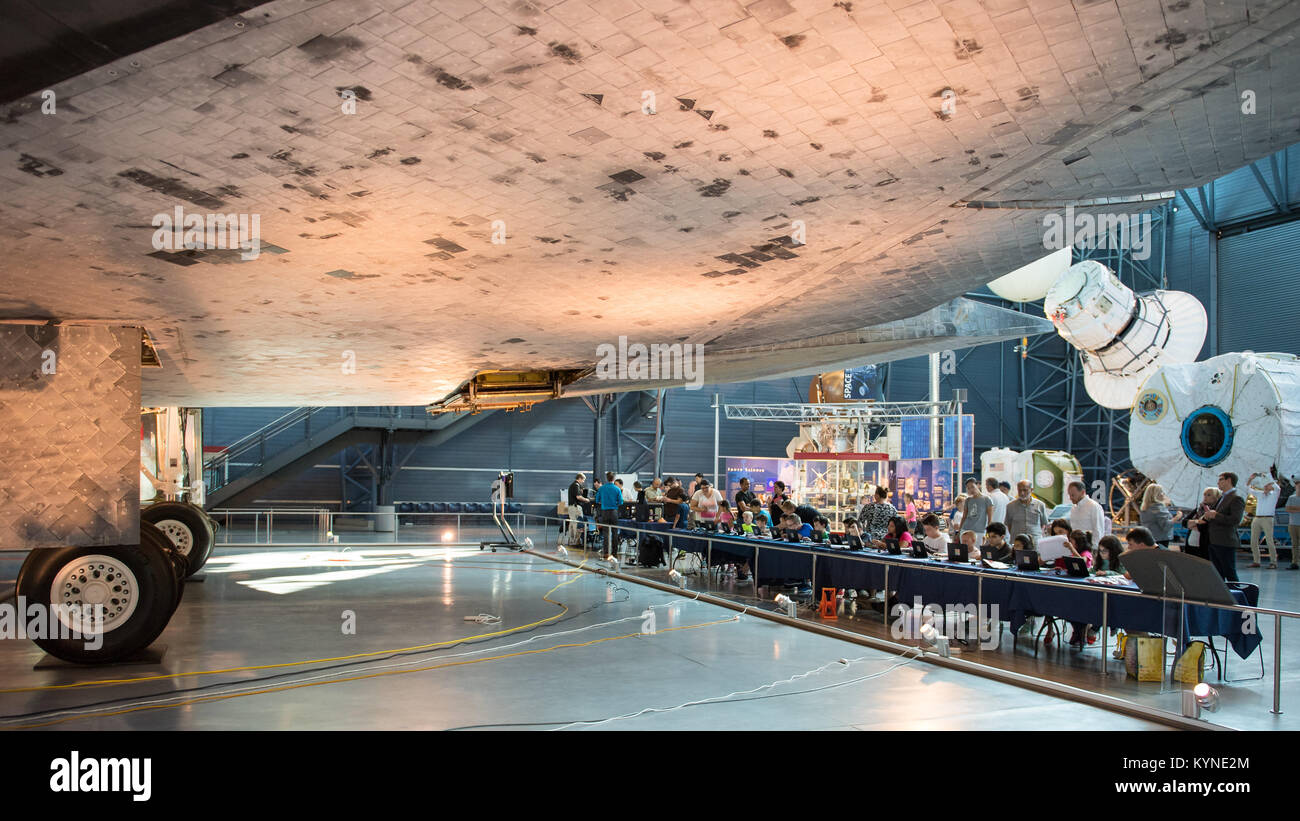 NASA e ASME supportano Future Engineers nell'organizzazione di un evento pop-up makerspace, in cui i giovani creano modelli 3D digitali utilizzando Tinkercad e stampano oggetti con stampanti 3D Makerbot per promuovere le competenze STEM. Foto Stock