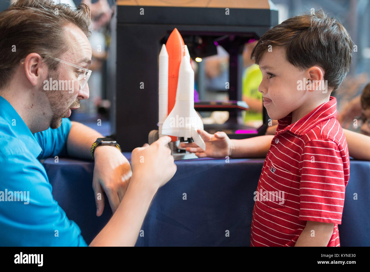 Un visitatore dello Steven F. Udvar-Hazy Center di Chantilly, Virginia, impara a conoscere la tecnologia di stampa 3D durante un evento pop-up makerspace. L'evento è supportato dalla NASA e dall'ASME, che mostrano il ruolo della stampa 3D nell'ingegneria e nell'esplorazione dello spazio. Foto Stock