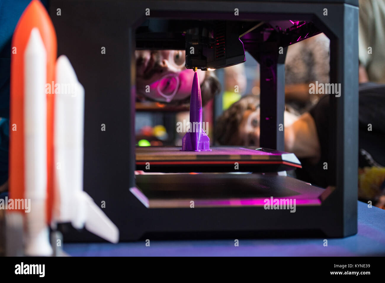 I visitatori osservano come un razzo è stampato da un Macurbot stampante 3D a un pop-up makerspace detenute da futuri ingegneri, con il supporto dalla NASA e la società americana di Ingegneri Meccanici (ASME), al Steven F. Udvar-Hazy Center, giovedì, 21 settembre 2017 a Chantilly, Virginia. I partecipanti creato digital modelli 3D utilizzando Autodesk Tinkercad e guardato gli oggetti vengono stampati con Macurbot 3D stampanti. Photo credit: (NASA/Aubrey Gemignani) Foto Stock