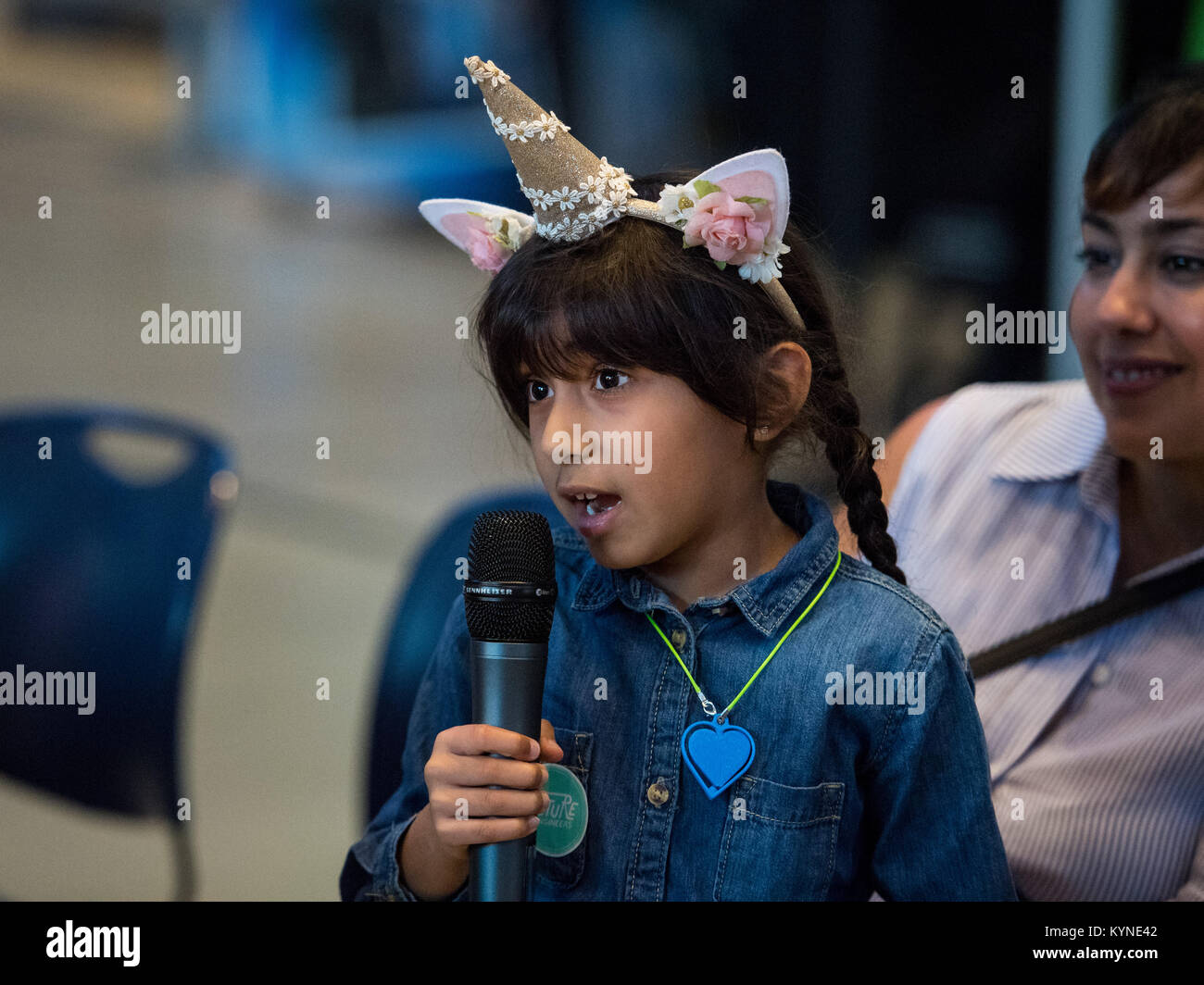 Alla White House Frontiers Conference, un giovane partecipante pone una domanda sul miglioramento della qualità dell'aria per lo spazio e la Terra, con la collaborazione di NASA e ASME. La sessione comprendeva workshop sulla modellazione e la stampa 3D. Foto Stock