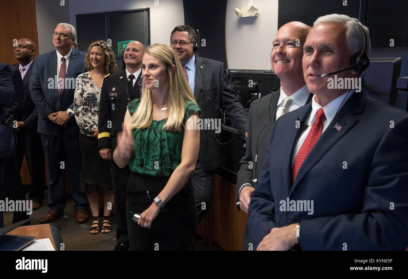 Vice Presidente Mike Pence, destra, colloqui con spedizione 53 membri di equipaggio Joe Acaba, Randy Bresnik e Mark Vande Hei a bordo della Stazione Spaziale Internazionale da Payload delle operazioni del centro di integrazione (POIC) della NASA Marshall Space Flight Center come Marshall Space Flight Center l'esplorazione umana dello sviluppo e Operations Manager Bobby Watkins, Marshall Space Flight Centre International Space Station Payload e Missione Operations Manager Daryl Woods, Marshall Space Flight Centre International Space Station Payload Operations Director Stephanie Dudley, Lt. Gen. Edward Daly, il Marshall della NASA Foto Stock