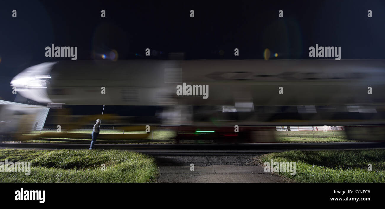 Il razzo Orbital ATK Antares viene trasportato per lanciare il Pad-0A presso la Wallops Flight Facility della NASA per l'ottava missione di rifornimento merci verso la stazione spaziale Internazionale, trasportando oltre 7.400 libbre di rifornimenti. Foto Stock