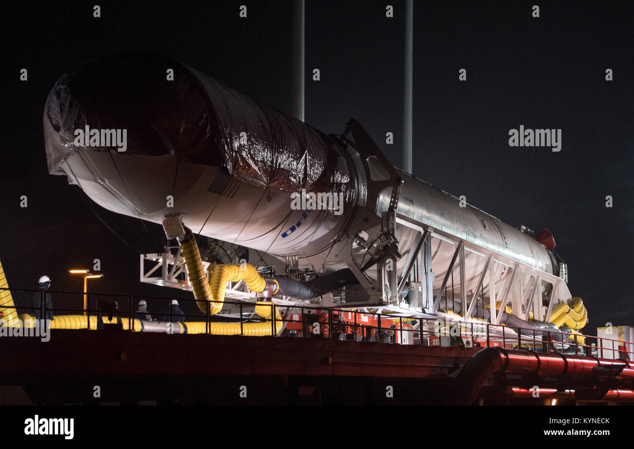 Il razzo Orbital ATK Antares è stato lanciato dalla Horizontal Integration Facility per lanciare il Pad-0A alla Wallops Flight Facility della NASA per la sua ottava missione di rifornimento alla stazione spaziale Internazionale. La missione fornirà oltre 7.400 chili di risorse scientifiche, di ricerca e dell'equipaggio. Foto Stock
