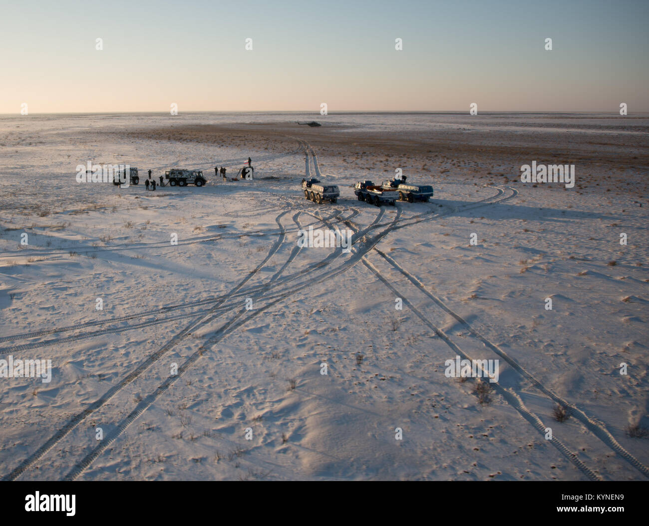 Russian Supporto personale a lavorare intorno alla Soyuz MS-05 navicelle dopo essere atterrato con spedizione 53 comandante Randy Bresnik della NASA e gli ingegneri di volo Paolo Nespoli ESA (Agenzia spaziale europea) e Sergey Ryazanskiy dell'Agenzia spaziale russa Roscosmos vicino alla città di Zhezkazgan, Kazakistan, giovedì 14 dicembre, 2017. Bresnik, Nespoli e Ryazanskiy stanno ritornando dopo 139 giorni in uno spazio in cui essi sono serviti come membri della spedizione 52 e 53 equipaggi a bordo della Stazione Spaziale Internazionale. Photo credit: (NASA/Bill Ingalls) Foto Stock