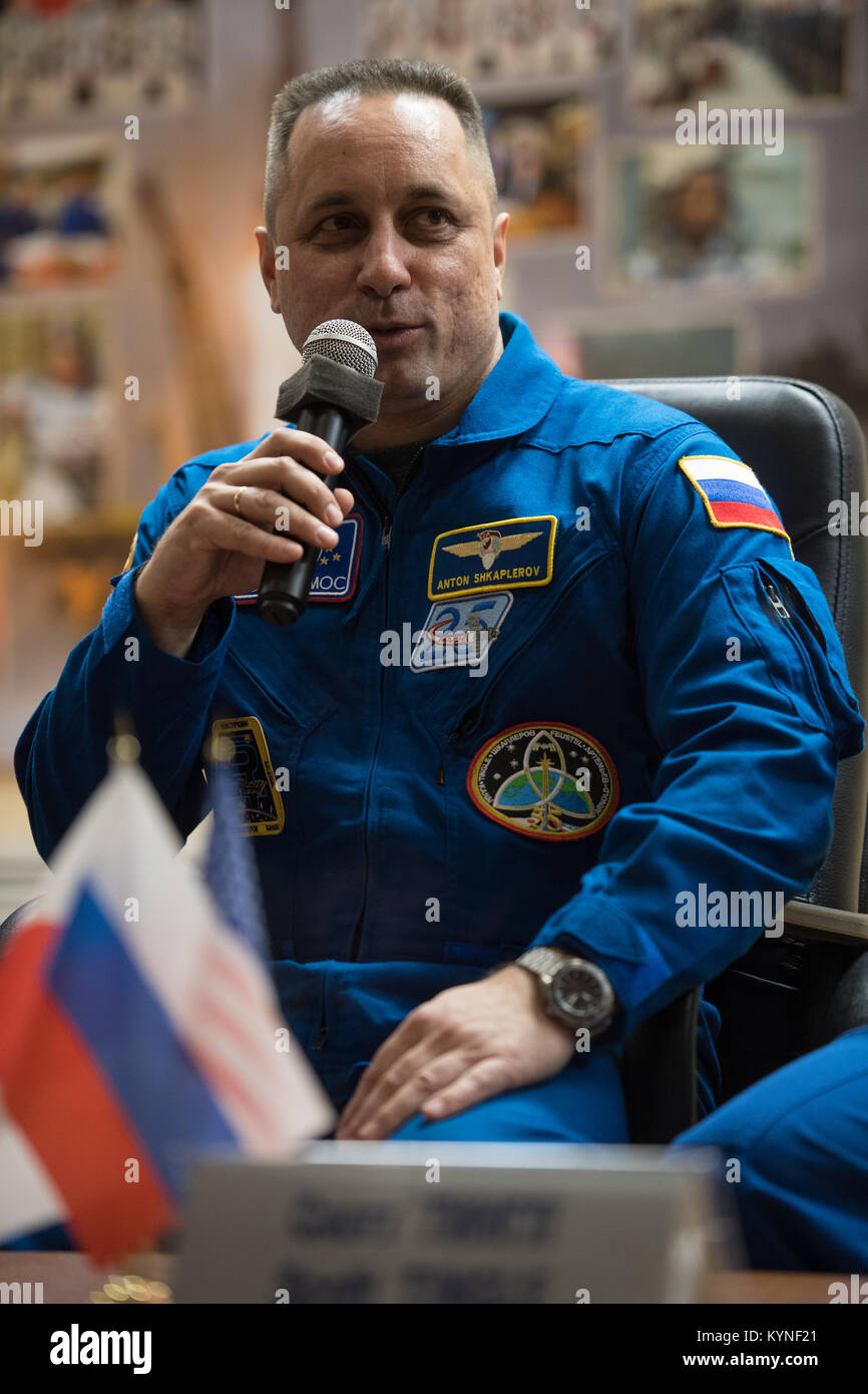 Il comandante della Sojuz Anton Shkaplerov di Roscosmos discute i dettagli della missione in una conferenza stampa a Baikonur, Kazakistan, prima di essere lanciato alla stazione spaziale Internazionale a bordo della navicella Sojuz come parte della spedizione 54. Foto Stock