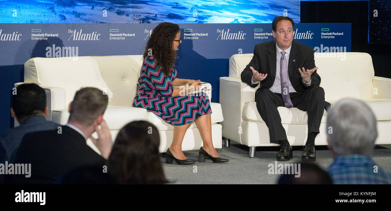 L'amministratore della NASA Robert Lightfoot ha discusso il futuro dei viaggi spaziali all'evento The Atlantic's on the Launchpad al Newseum, concentrandosi sull'esplorazione dello spazio profondo, i progressi tecnologici e le sfide per le missioni di volo spaziale umano. Foto Stock