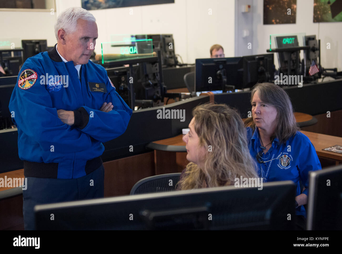 Vice Presidente Mike Pence parla con controller di massa Karen Pisklak (sinistra) e Laura Hoppe durante un tour del Christopher C. Jr. Kraft Mission Control Center, Mercoledì, 7 giugno 2017 presso NASA Johnson Space Center a Houston, Texas. Il Vice Presidente è stato al centro di uno spazio per accogliere l'America della nuovissima astronauta candidati, scelto da più di 18,300 ricorrenti per trasportare la torcia per un futuro umano di esplorazione dello spazio. Dopo aver completato due anni di formazione, il nuovo astronauta candidati potevano essere assegnata alle missioni di eseguire ricerche sulla Stazione spaziale internazionale, lanciando dalla Amer Foto Stock