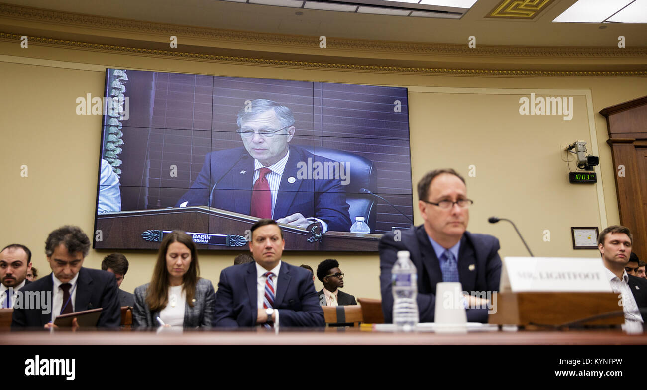Il Rep. Brian Babin presiede un'audizione della House Committee on Science, Space, and Technology per discutere della richiesta di budget della NASA per l'anno fiscale 2018 presso il Rayburn House Office Building a Washington, D.C. Foto Stock