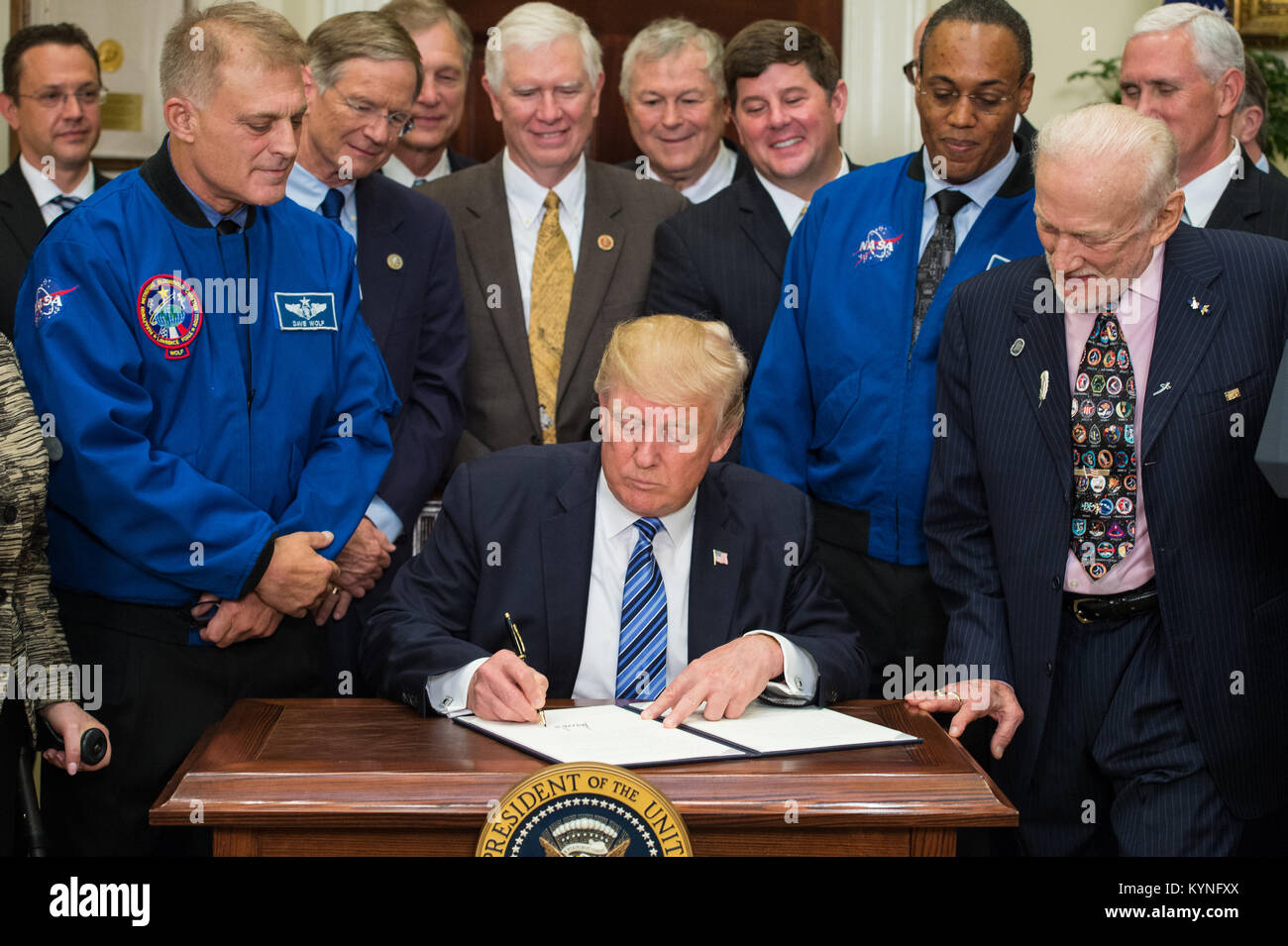 Il presidente Donald Trump firma un ordine esecutivo per ristabilire il National Space Council, con figure chiave tra cui il vicepresidente Mike Pence e astronauti come Buzz Aldrin, in una cerimonia alla Casa Bianca. Foto Stock