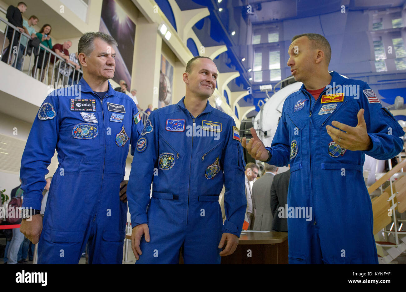 Expedition 52 ingegneri di volo Paolo Nespoli di ESA, sinistra, Sergey Ryazanskiy di Roscosmos, centro e Randy Bresnik della NASA sono visti come cominciano la loro seconda all ultimo giorno di esami di qualifica, giovedì 6 luglio, 2017 al Gagarin Cosmonaut Training Center (GCTC) in Star City, Russia. Photo credit: (NASA/Bill Ingalls) Foto Stock