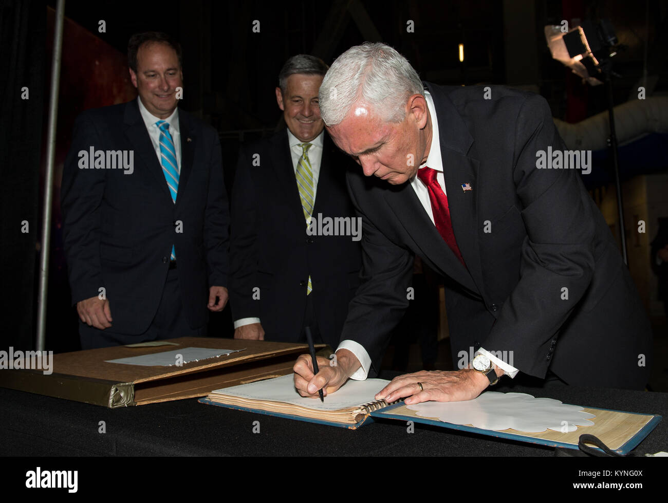 Il vicepresidente Mike Pence ha visitato il Kennedy Space Center della NASA, ha firmato il libro degli ospiti e ha evidenziato innovazioni, partnership pubblico-privato, infrastrutture spaziali, programmi di missione, e progressi tecnologici. Foto Stock