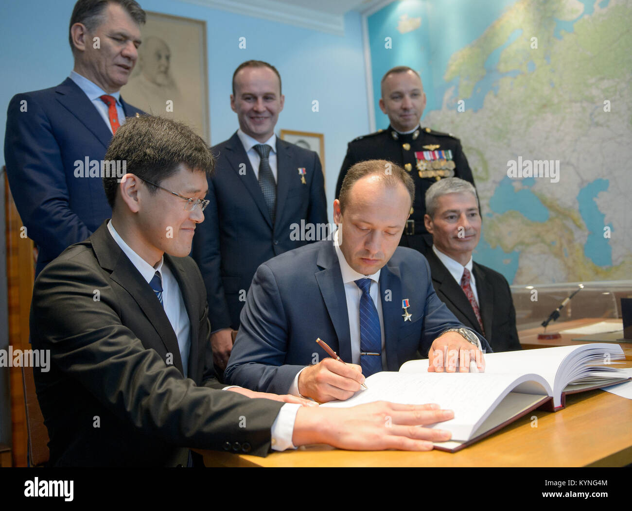 Gli astronauti della Expedition 52 Norishige Kanai, Alexander Misurkin e Mark Vande Hei hanno firmato il libro degli ospiti al Yuri Gagarin Memorial durante le attività di pre-volo presso il Gagarin Cosmonaut Training Center di Star City, Russia. Foto Stock