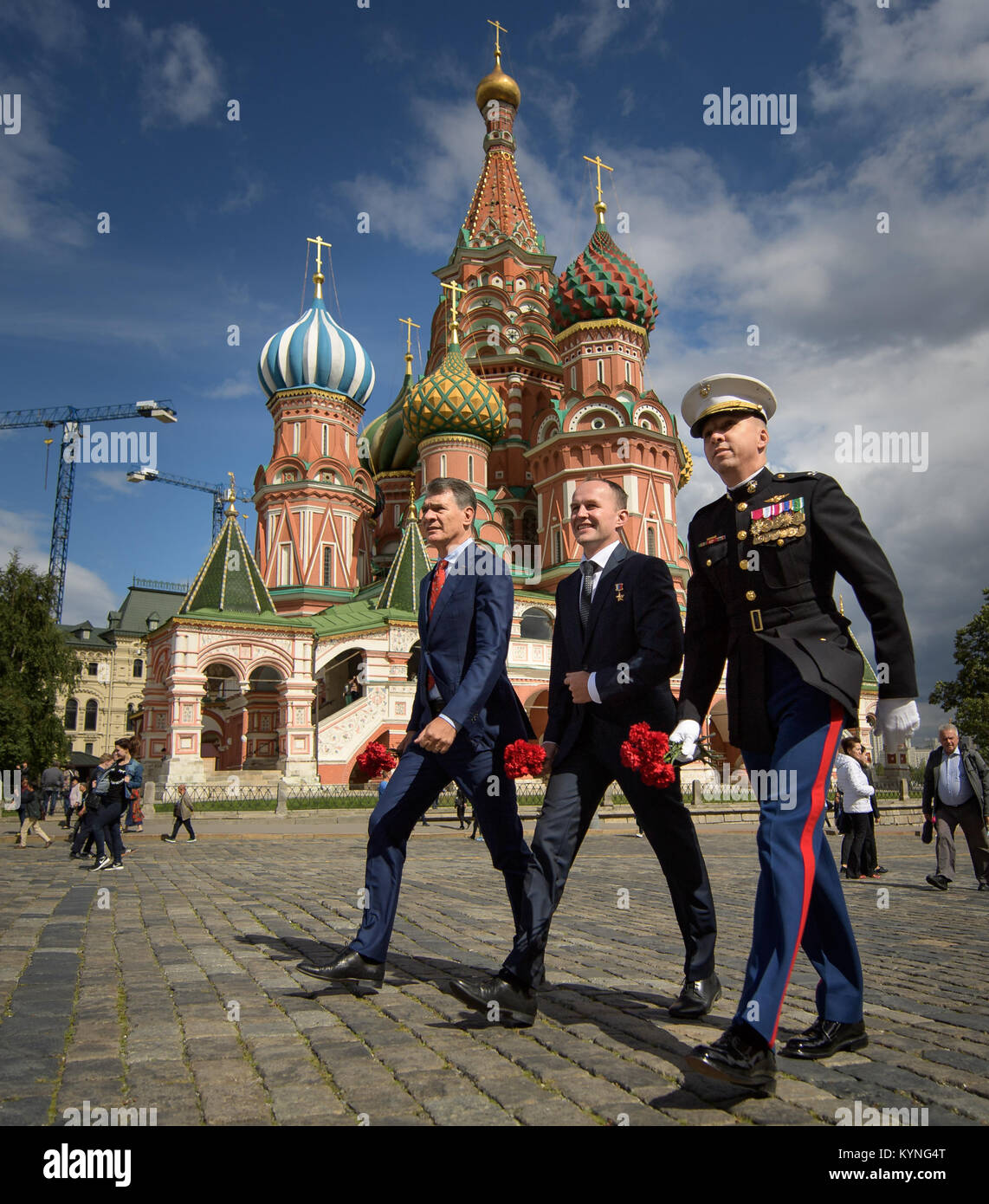 Gli astronauti della spedizione 52 Paolo Nespoli, Sergey Ryazanskiy e Randy Bresnik partecipano alle tradizionali cerimonie pre-lancio a Mosca. Visitano la Piazza Rossa per onorare i pionieri spaziali russi prima della loro missione alla stazione spaziale Internazionale. Foto Stock