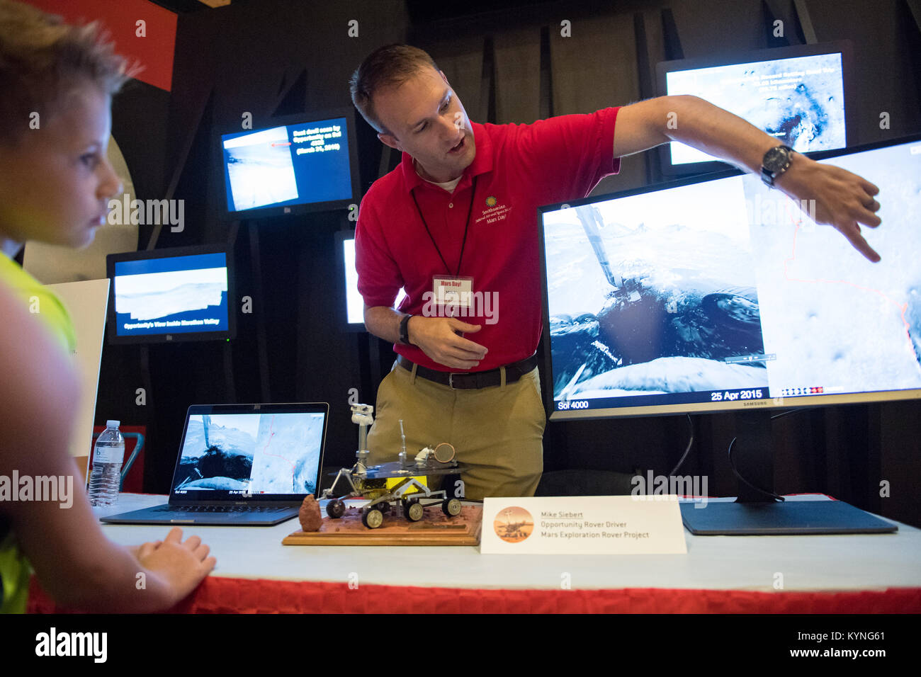 Mike Seibert, driver Rover della NASA Opportunity rover su Marte i colloqui con i visitatori circa la navigazione della superficie di Marte allo Smithsonian Institution il Museo Nazionale dell'aria e dello spazio Marte Day, un evento annuale che celebra il Pianeta rosso con mostre, altoparlanti e attività educative, Venerdì, 21 luglio 2017 a Washington. Photo credit: (NASA/Aubrey Gemignani) Foto Stock