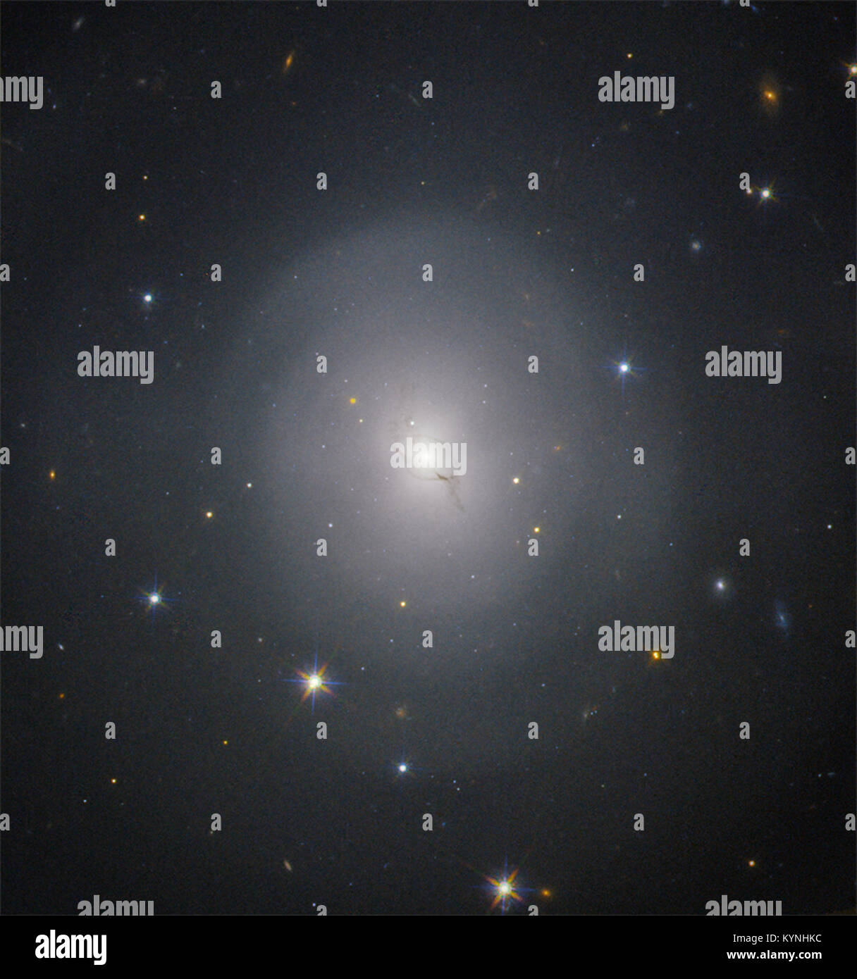 Il telescopio spaziale Hubble della NASA osservò l'evento dell'onda gravitazionale GRB170817A nella galassia NGC 4993, segnando un progresso significativo nella ricerca astronomica e nello studio degli eventi cosmici. Foto Stock