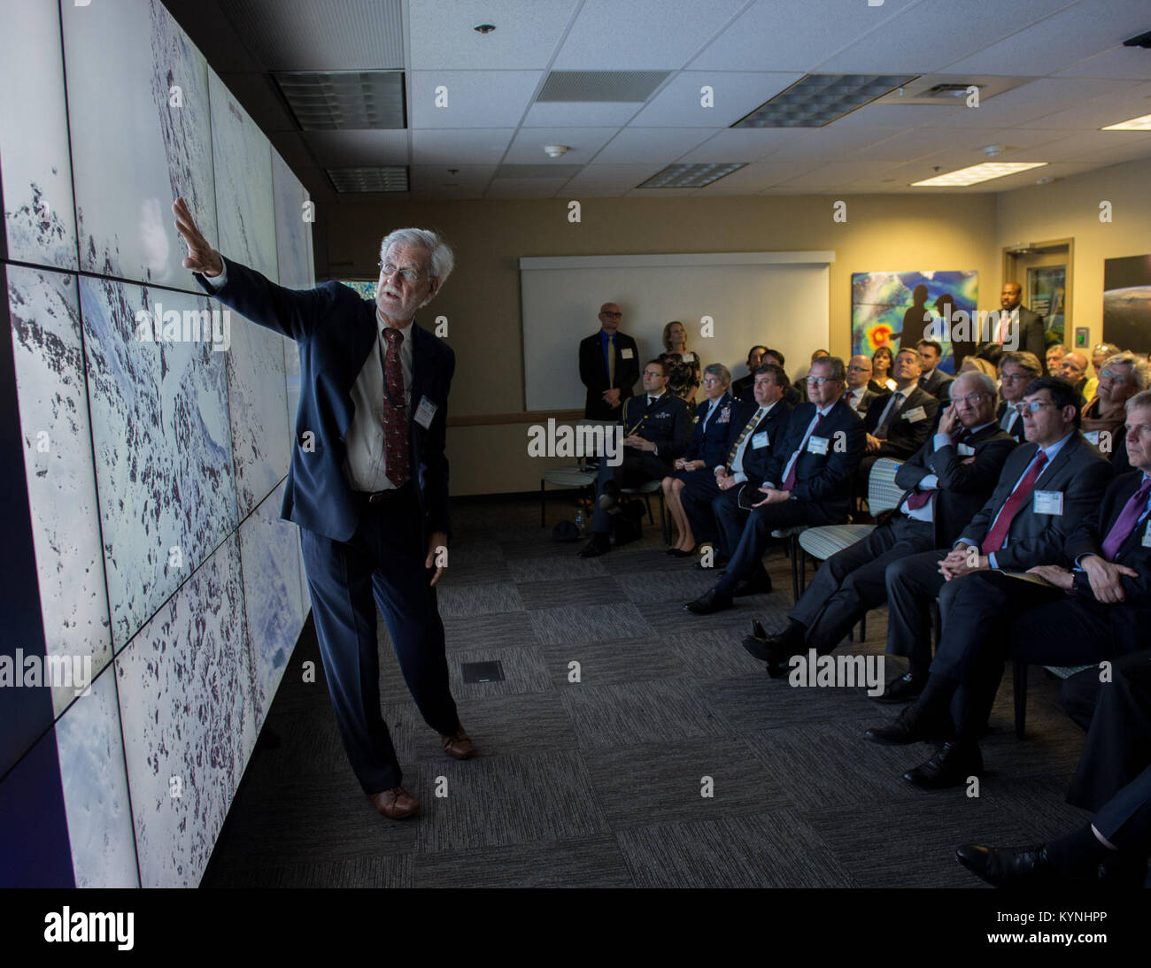 Il 3 maggio 2017, sua Maestà re Carlo XVI Gustavo di Svezia, insieme a una grande delegazione, visitò il Goddard Space Flight Center della NASA, tra cui l'ambasciatore svedese negli Stati Uniti e membri del settore industriale e accademico svedese. Foto Stock