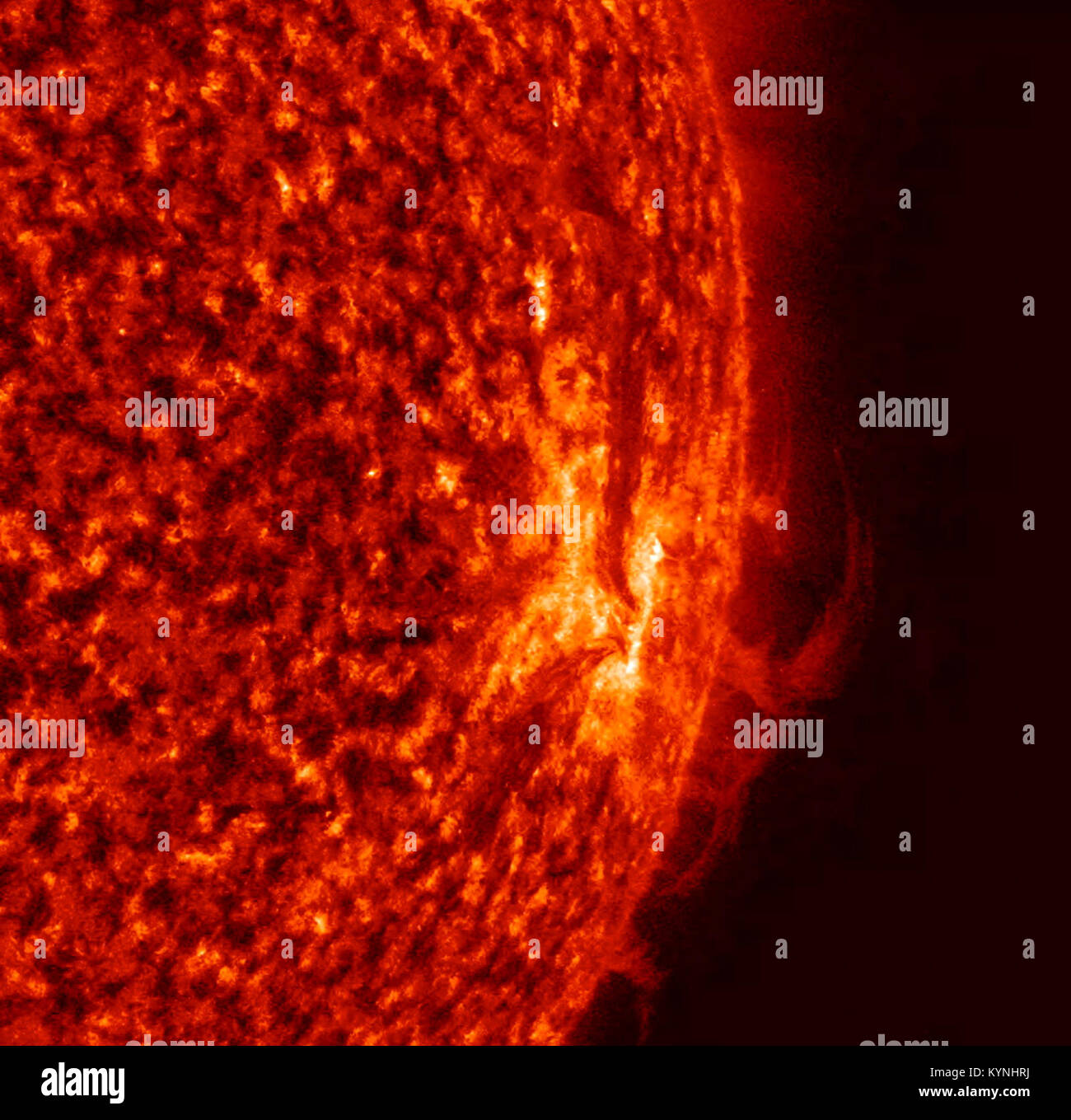Hubble ha catturato immagini di plasma in movimento in un residuo di supernova. Il plasma fa parte dei complessi processi che seguono l'esplosione di una stella, contribuendo allo studio dell'evoluzione cosmica e della morte stellare. Foto Stock