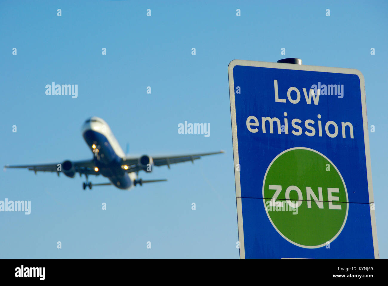 Cartello zona a bassa emissione con atterraggio di un jet plane all'aeroporto di Londra Heathrow. Inquinamento atmosferico. Emissioni di anidride carbonica. Aviazione Foto Stock