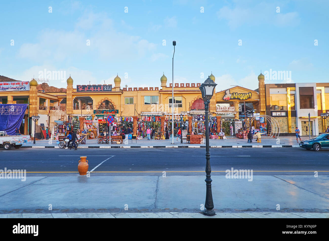 SHARM EL SHEIKH, Egitto- Dicembre 15, 2017: Il Vecchio Bazar è il luogo perfetto per scegliere alcuni souvenir e gustare il cibo locale e bevande, scoprire Est Foto Stock