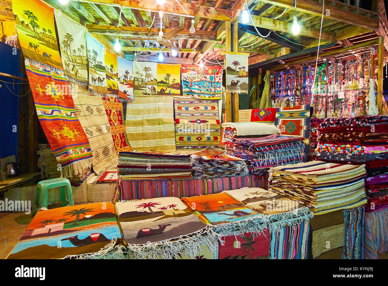 La vasta gamma di tappeti fatti a mano con ornamenti tradizionali di beduini, decor moderno e altri motivi nel tappeto stallo del Vecchio Souk (mercati) di Sharm Foto Stock