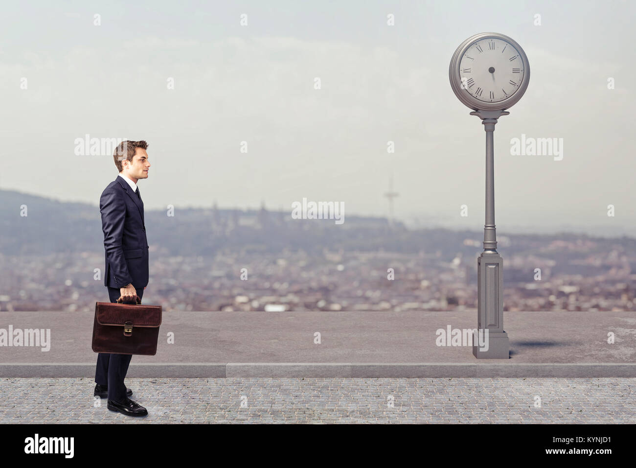 Imprenditore permanente con borsetta e orologio senza mani, il concetto di tempo Foto Stock