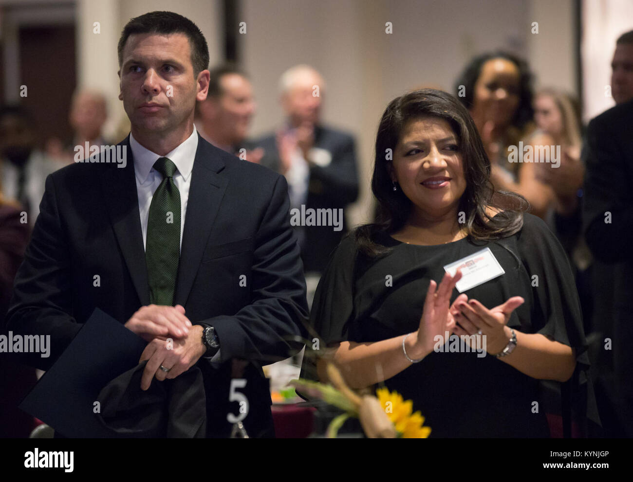 Stati Uniti Delle dogane e della protezione delle frontiere il Commissario facente funzione Kevin K. McAleenan applaude come osservazioni di apertura sono realizzati dai relatori durante il nono annuale di Pattuglia di Confine il riconoscimento a cena a Washington D.C., il 17 ottobre 2017. Stati Uniti Delle dogane e della protezione delle frontiere foto di Glenn Fawcett Foto Stock