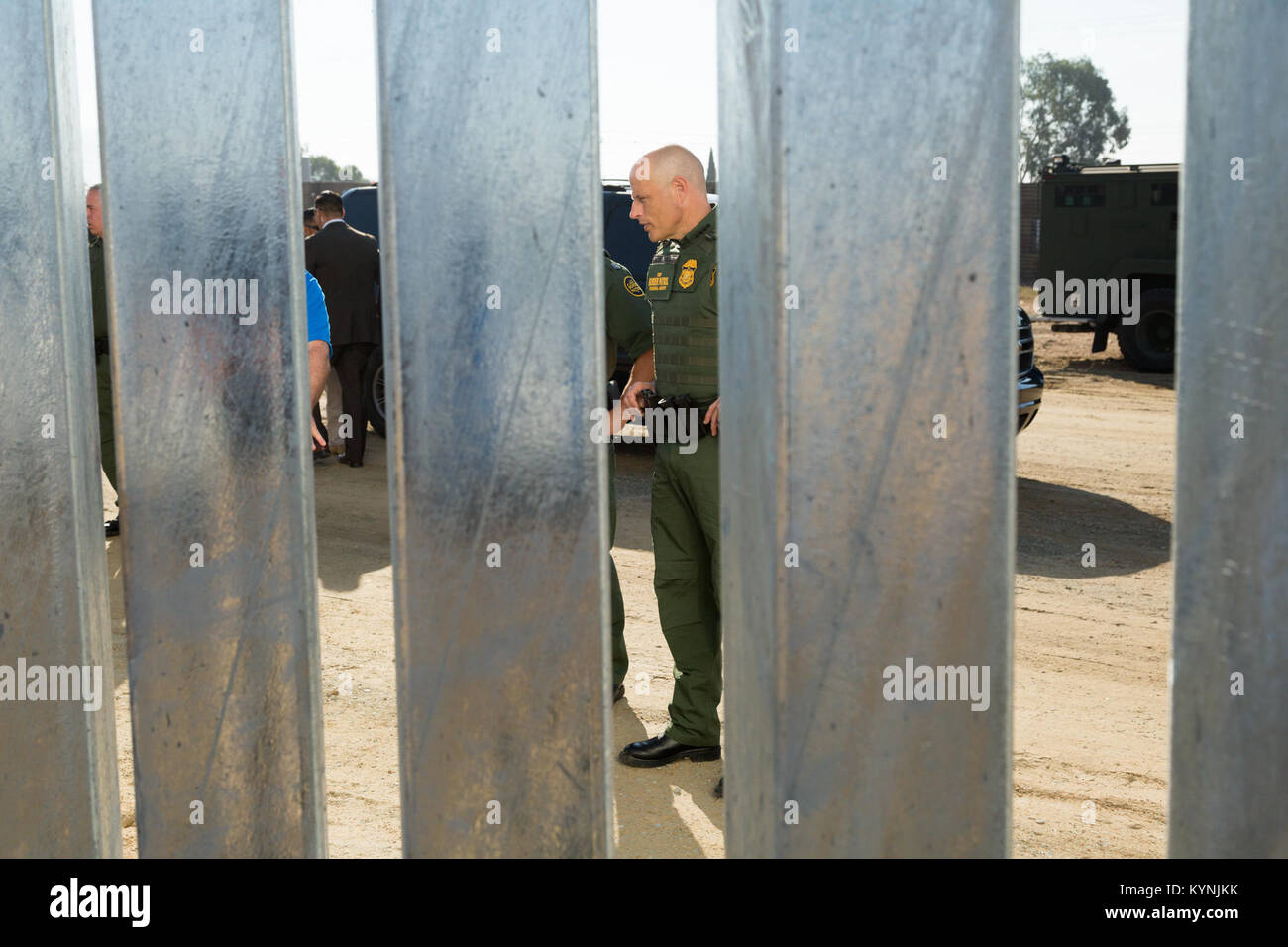 Il 26 ottobre 2017, il vice Commissario del CBP Ronald D. Vitiello visita il Border Wall Construction Site vicino a Otay Mesa, California, dove sono stati svelati otto prototipi del muro di confine proposto per la valutazione. Questa visita faceva parte della valutazione in corso delle soluzioni per la sicurezza delle frontiere. Foto Stock