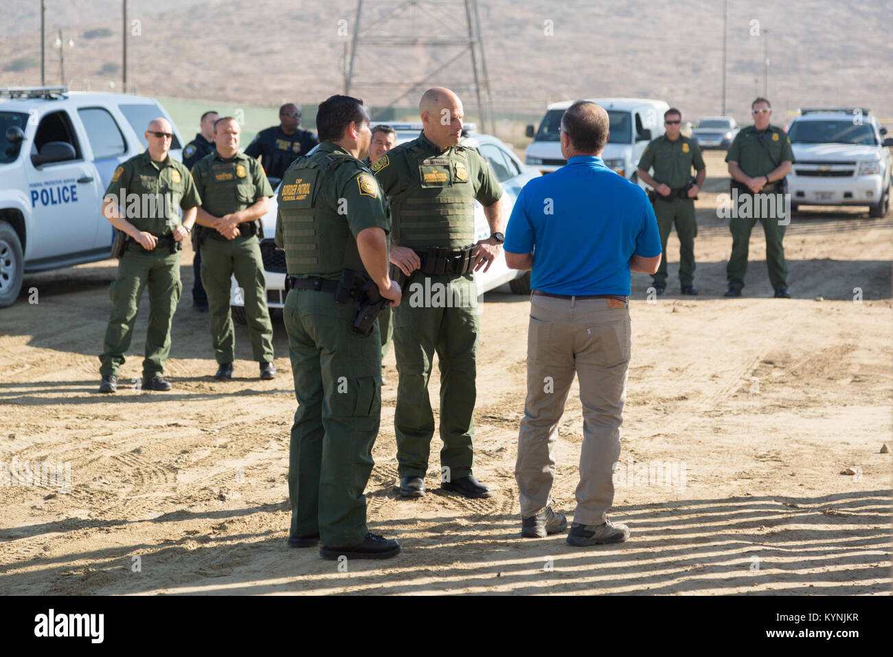 Il vice Commissario del CBP Ronald D. Vitiello visitò il porto di entrata di Otay Mesa il 26 ottobre 2017, per vedere otto prototipi del muro di confine tra Stati Uniti e Messico durante la sua fase di costruzione. Foto Stock