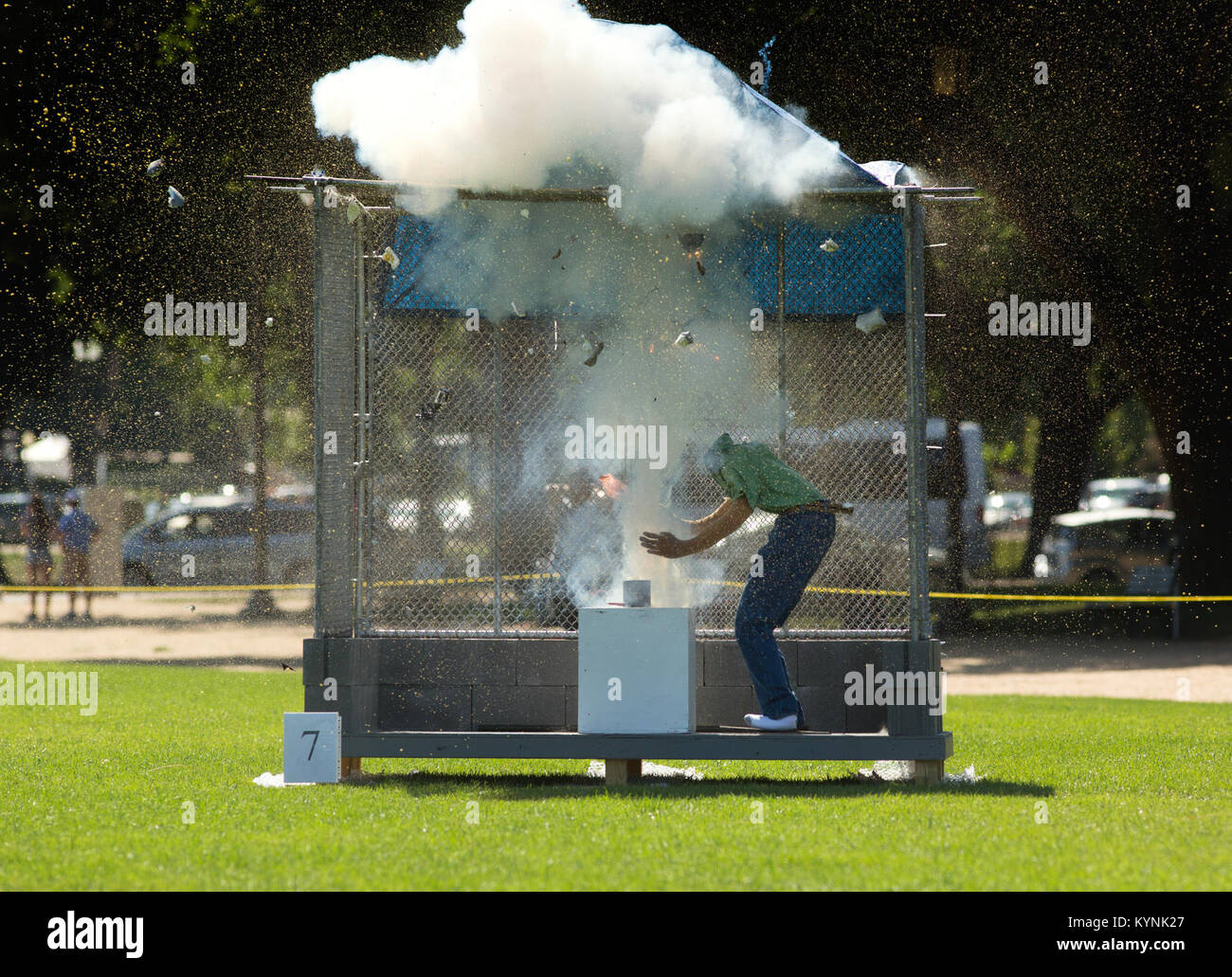 La U.S. Consumer Product Safety Commission utilizza manichini per dimostrare i pericoli dei fuochi d'artificio illegali in un evento stampa al National Mall, Washington, D.C., per promuovere la sicurezza dei fuochi d'artificio prima dell'Independence Day. Foto Stock