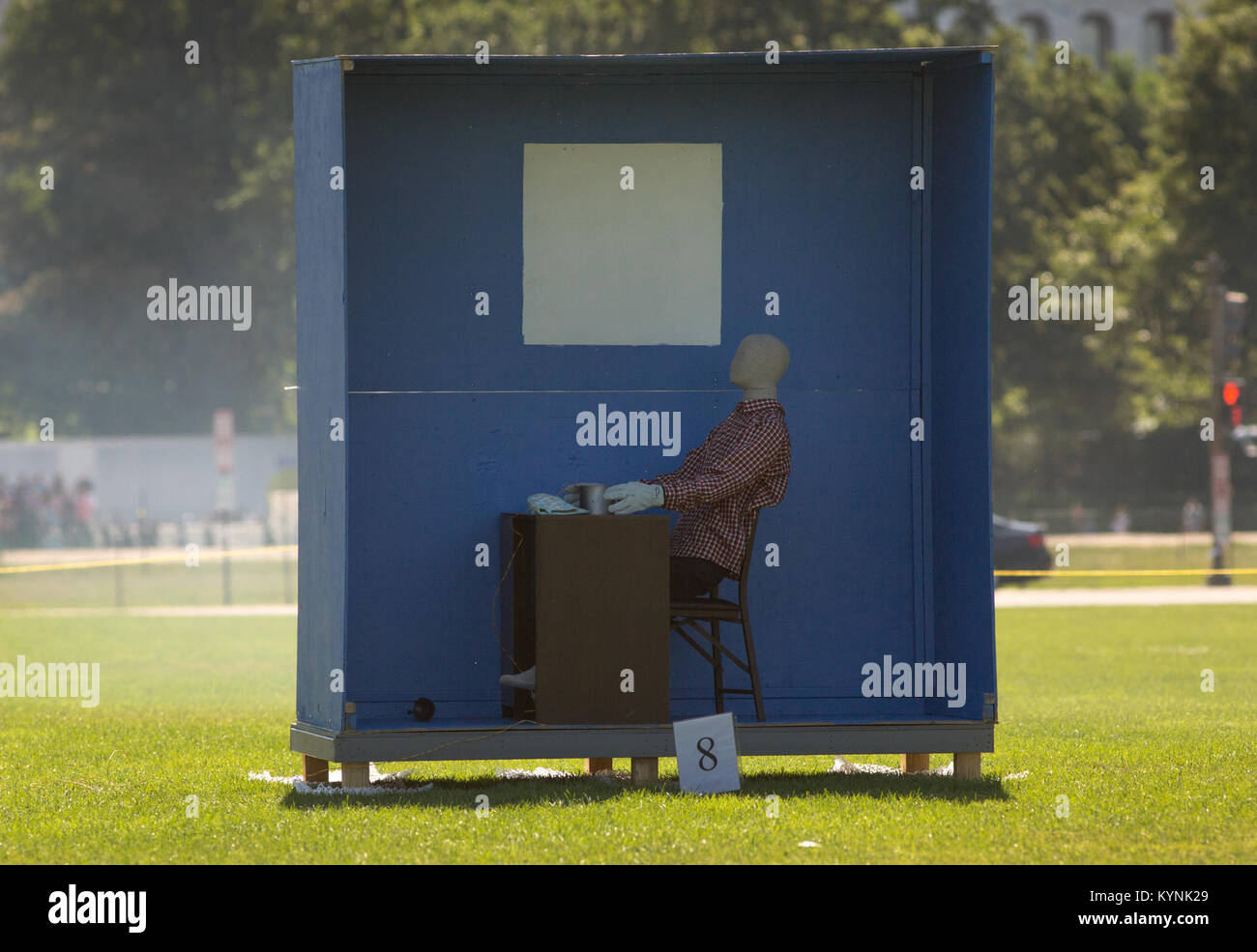Il 27 giugno 2017, i manichini sono stati utilizzati per dimostrare i pericoli dei fuochi d'artificio illegali durante un evento stampa della U.S. Consumer Product Safety Commission sul National Mall, Washington, D.C. Foto Stock
