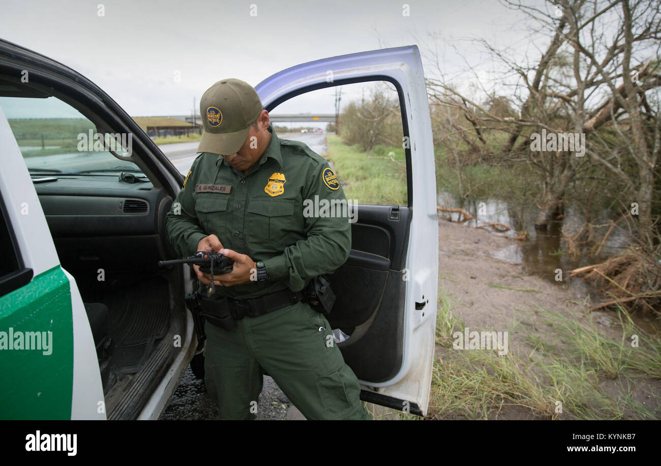 Un U.S. Pattuglia di Confine agent imposta la sua personale unità GPS prima di entrare in un sono senza il servizio di telefonia cellulare vicino a Rockport, Texas, che era stato devastato dall'uragano Harvey Agosto 26, 2017. I membri dell'U.S. Pattuglia di Confine sono sul conduttore di terra di recupero e le operazioni di soccorso nella scia del ciclone che ha fatto approdo venerdì sera. Stati Uniti Delle dogane e della protezione delle frontiere foto di Glenn Fawcett Foto Stock