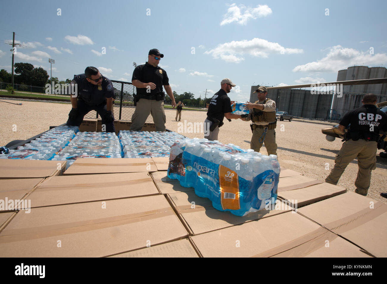 Gli equipaggi di volo e operazioni marittime del CBP, insieme agli ufficiali dell'Office of Field Operations, hanno coordinato gli sforzi per caricare acqua e razioni su un elicottero Black Hawk del CBP per la consegna alle vittime dell'uragano Harvey, sostenendo gli sforzi di soccorso in Texas. Foto Stock