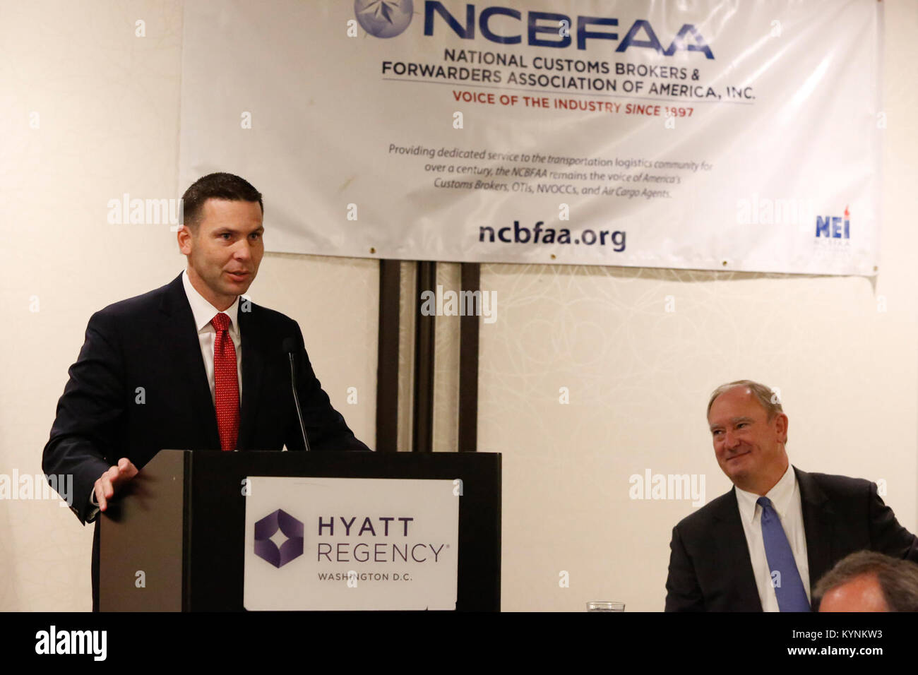 Kevin McAleenan, Commissario facente funzioni per la CBP, tiene il discorso di apertura alla Conferenza degli affari governativi della NCBFAA del 2017 a Washington, D.C. la conferenza si concentra sui cambiamenti del settore e sul futuro delle operazioni doganali e di frontiera degli Stati Uniti. Foto Stock