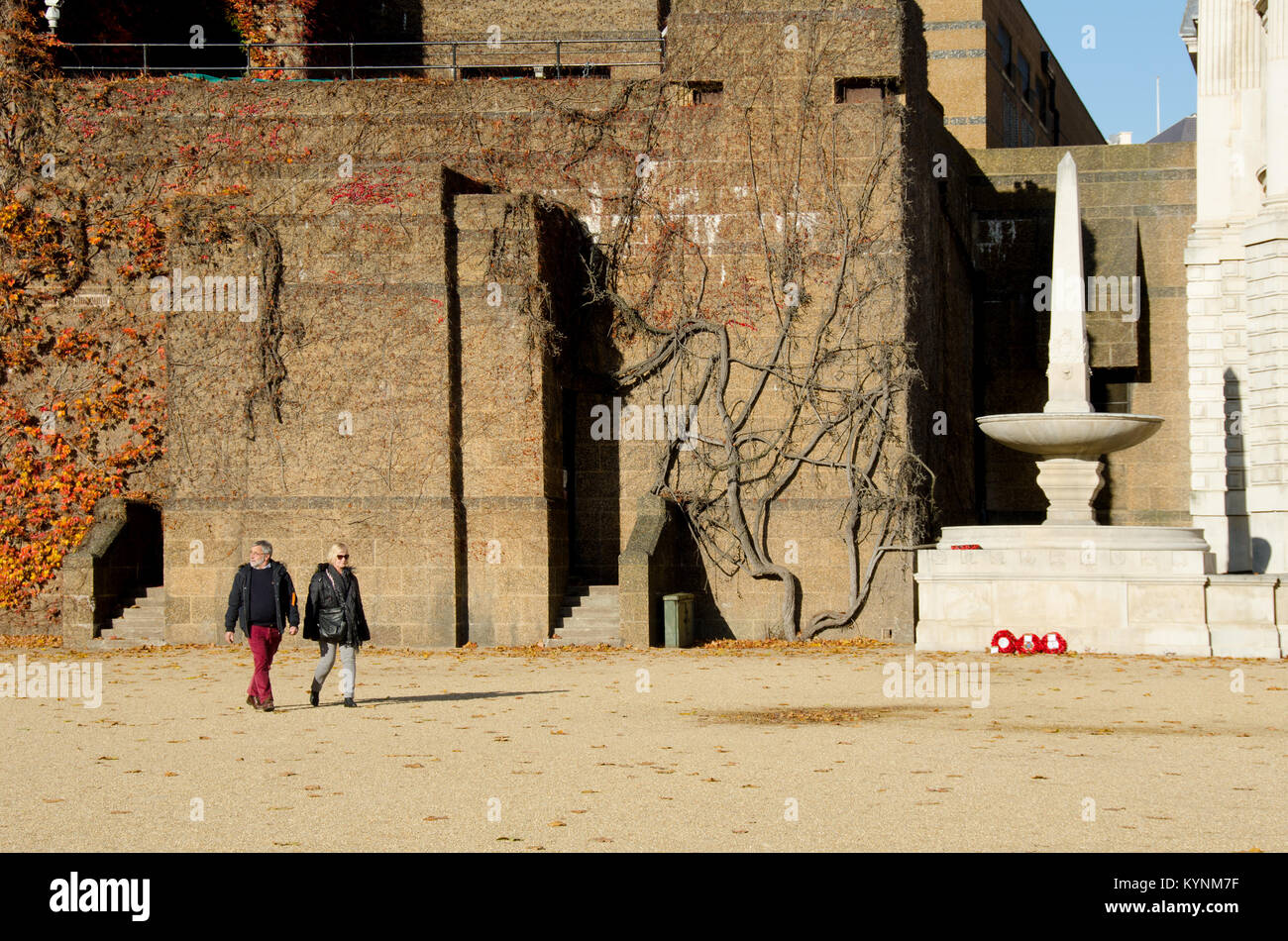 Londra, Inghilterra, Regno Unito. La Sfilata delle Guardie a Cavallo in autunno - il papavero ghirlande di cui al Royal Naval Division Memorial Foto Stock