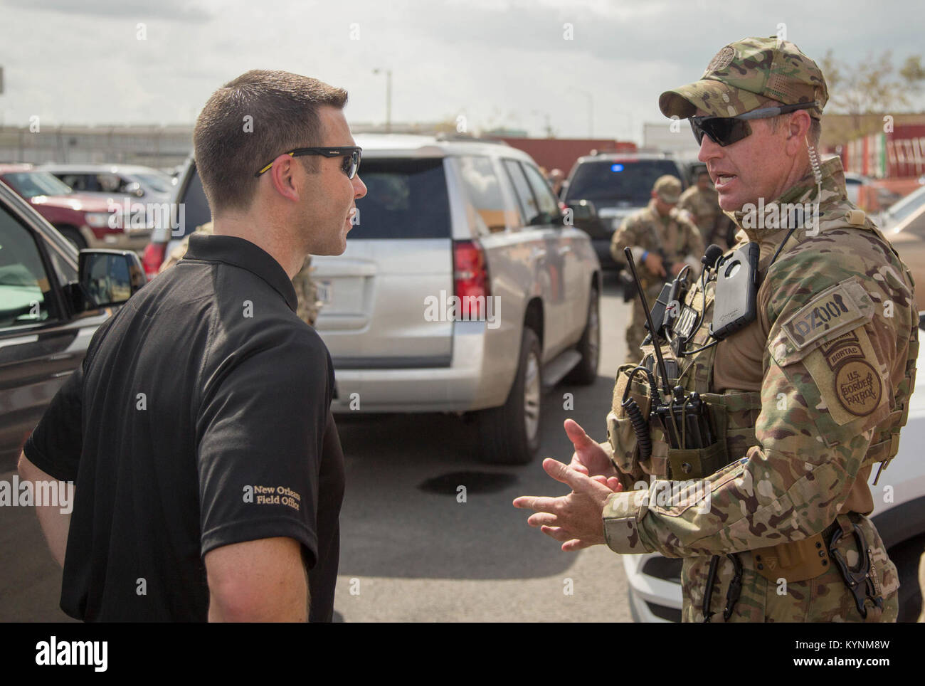 Deliberando U.S. Customs and Border Protection Commissioner Kevin McAleenan soddisfa con i dipendenti di CBP e le indagini condotte sui danni provocati dall'uragano Maria in Puerto Rico, 5 ottobre 2017. Stati Uniti Delle dogane e della protezione delle frontiere Foto di Mani Albrecht Foto Stock