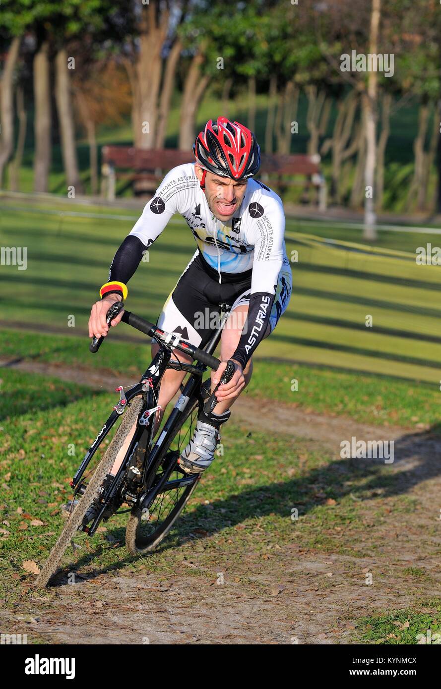 GIJON, Spagna - 9 gennaio: Campionati ciclocross Spagna nel gennaio 9, 2015 a Gijon, Spagna. Il ciclista Marco Antonio Gonzalez Prieto delle Asturie tea Foto Stock