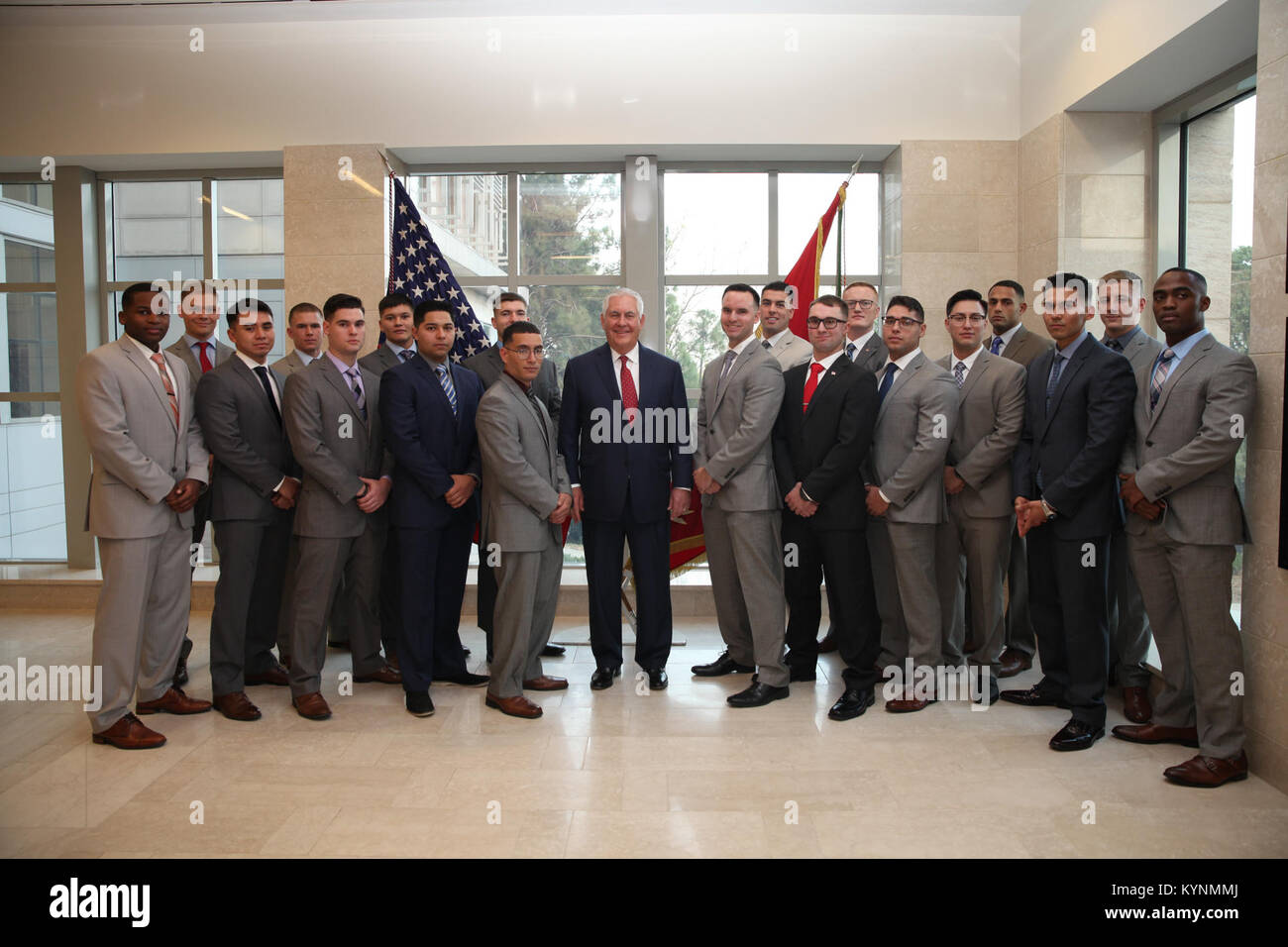Il Segretario di Stato degli Stati Uniti Rex Tillerson posa per una foto con i Marines degli Stati Uniti presso l'ambasciata degli Stati Uniti a Islamabad, Pakistan, il 24 ottobre 2017, a seguito di discussioni diplomatiche ufficiali. Foto Stock