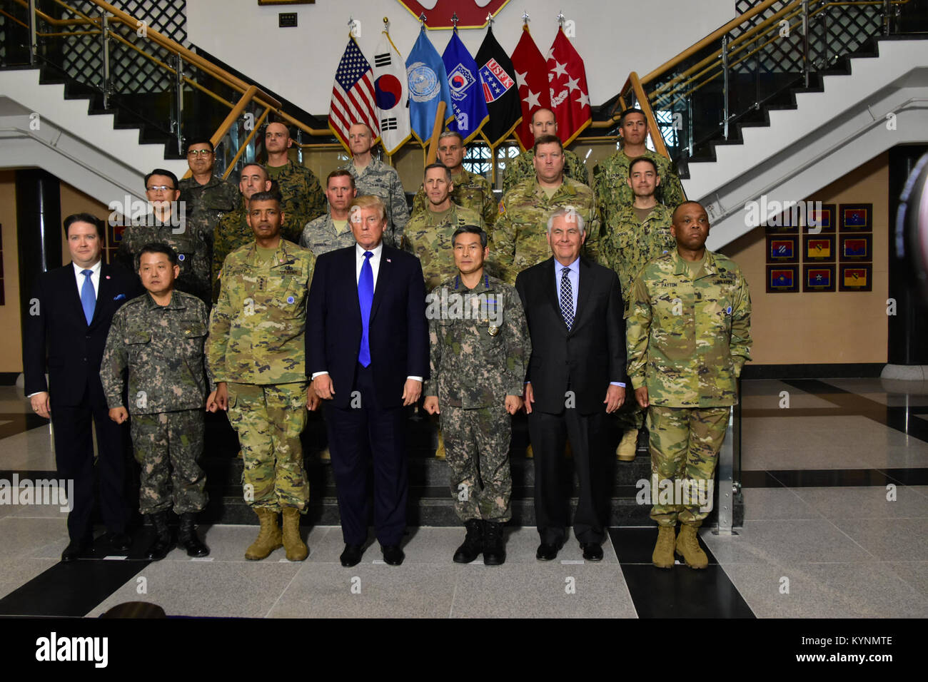 Il 7 novembre 2017, il Segretario di Stato degli Stati Uniti Rex Tillerson e il presidente Donald J. Trump posero per una foto con le truppe statunitensi e della Repubblica di Corea a Camp Humphreys. Questa visita ha sottolineato la forte alleanza militare USA-Corea del Sud. Foto Stock