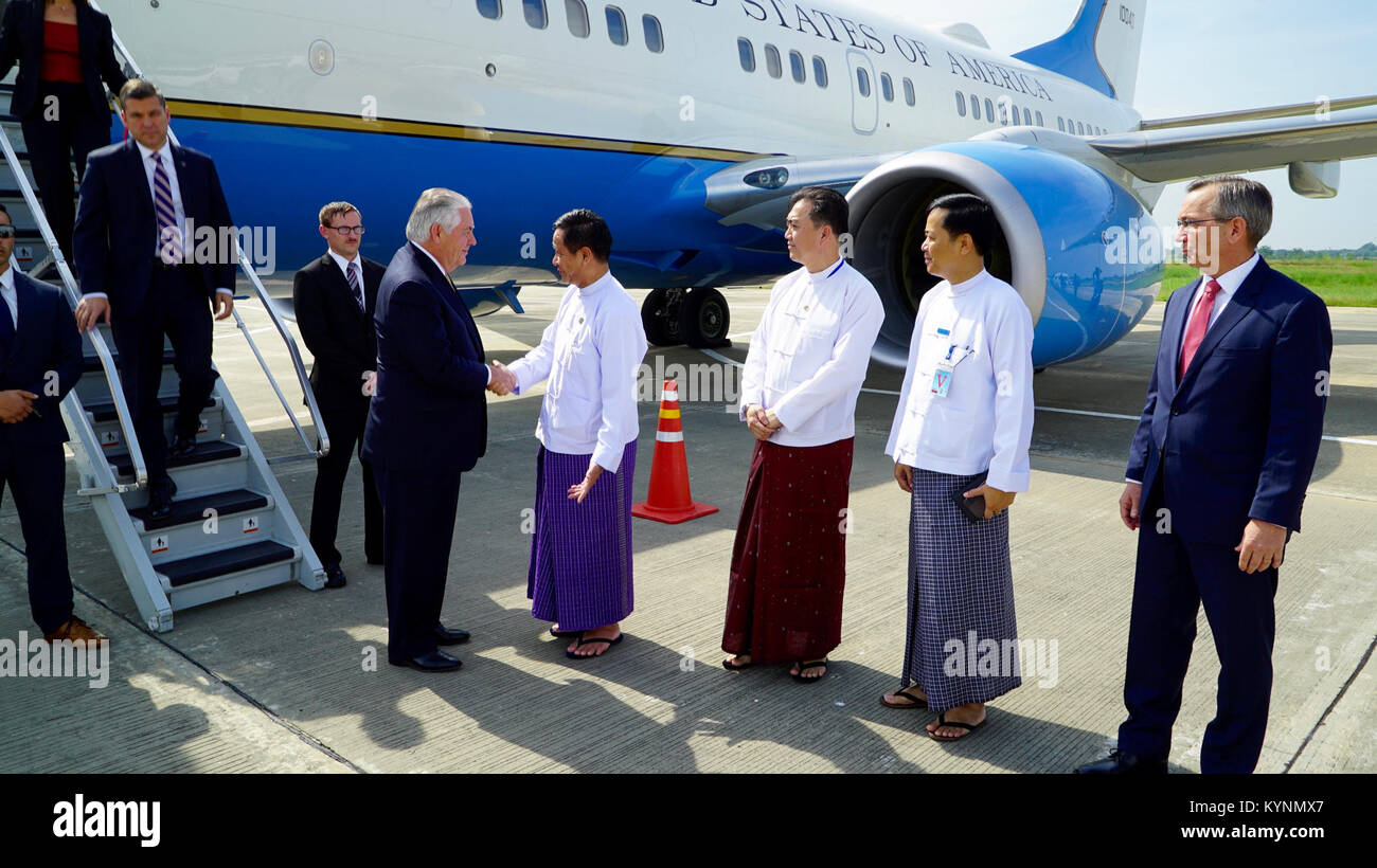 Stati Uniti Il segretario di Stato Rex Tillerson è accolto da Myanmar funzionari e degli Stati Uniti Ambasciatore in Birmania Scot Marciel a Naypyidaw Aeroporto in Myanmar Birmania il 14 novembre 2017. Foto Stock