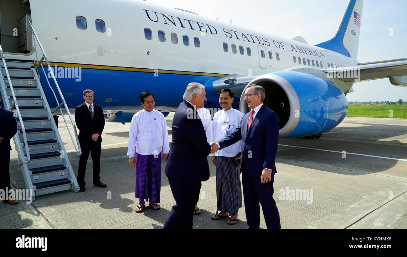 Stati Uniti Il segretario di Stato Rex Tillerson è accolto da Myanmar funzionari e degli Stati Uniti Ambasciatore in Birmania Scot Marciel a Naypyidaw Aeroporto in Myanmar Birmania il 14 novembre 2017. Foto Stock