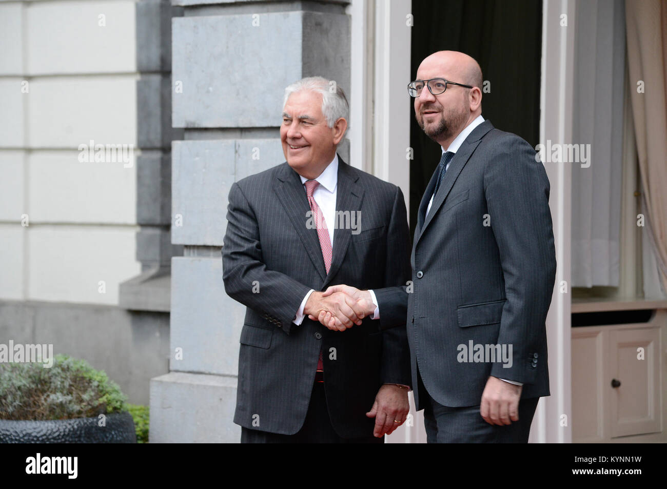 Stati Uniti Il segretario di Stato Rex Tillerson scuote le mani con il Primo ministro belga Charles Michel dopo arrivò presso la residenza del Primo ministro di Bruxelles in Belgio il 5 dicembre 2017. Foto Stock
