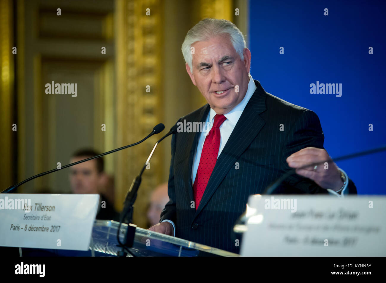 Il segretario di Stato Rex Tillerson e il ministro degli Esteri francese Jean-Yves le Drian hanno tenuto una riunione bilaterale a Parigi, discutendo di questioni globali e regionali e affrontando successivamente i media. Foto Stock