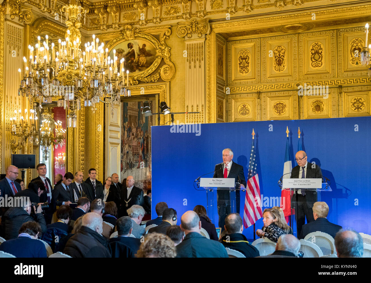 Il segretario Rex Tillerson e il ministro degli Esteri francese Jean-Yves le Drian tengono una conferenza stampa a Parigi dopo i loro colloqui bilaterali, discutendo le relazioni USA-Francia e le questioni globali. Foto Stock