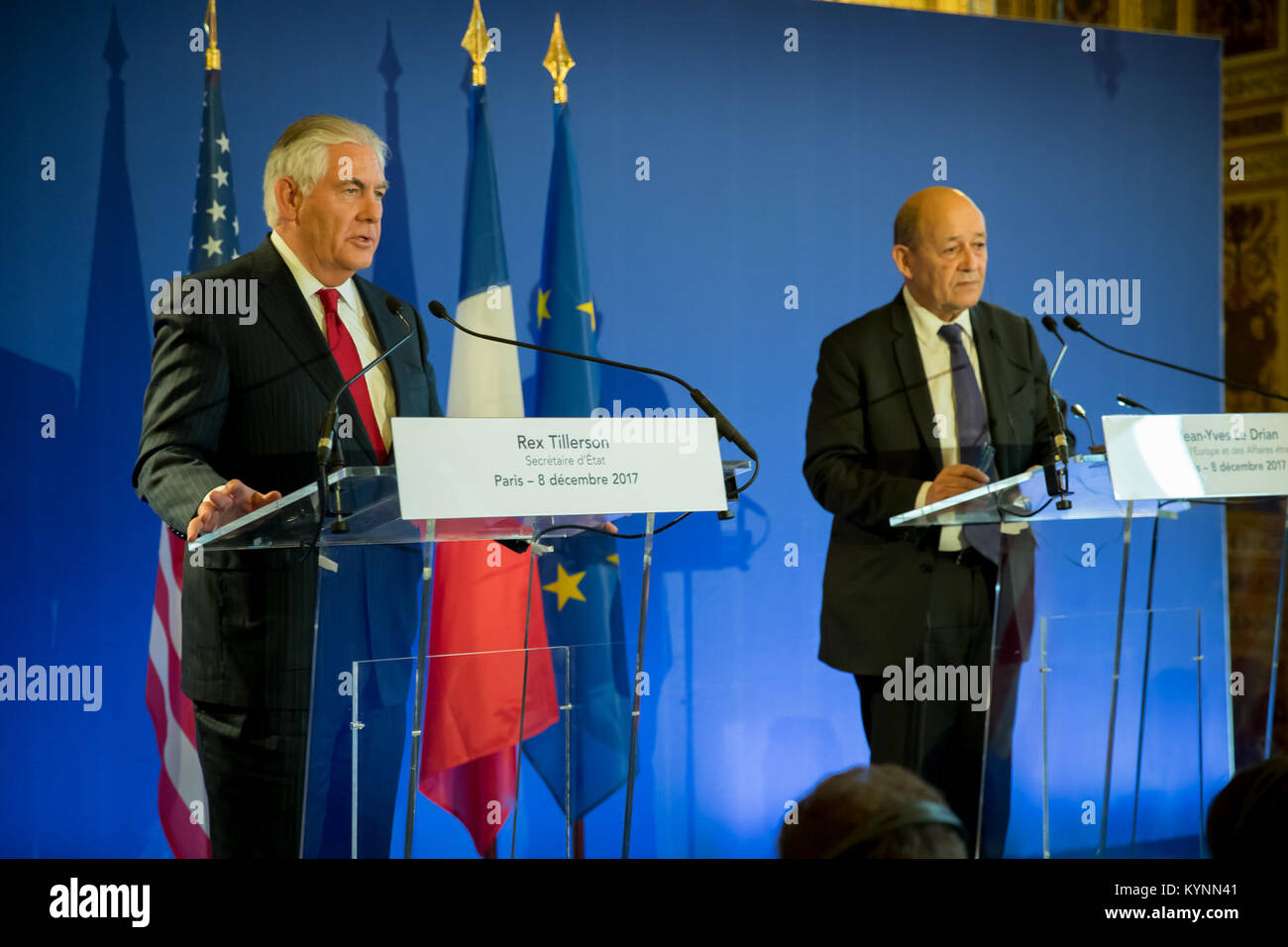 L'8 dicembre 2017, il Segretario di Stato degli Stati Uniti Rex Tillerson e il Ministro degli Esteri francese Jean-Yves le Drian tennero una conferenza stampa a Parigi per discutere le relazioni bilaterali e le questioni diplomatiche chiave tra gli Stati Uniti e la Francia. Foto Stock