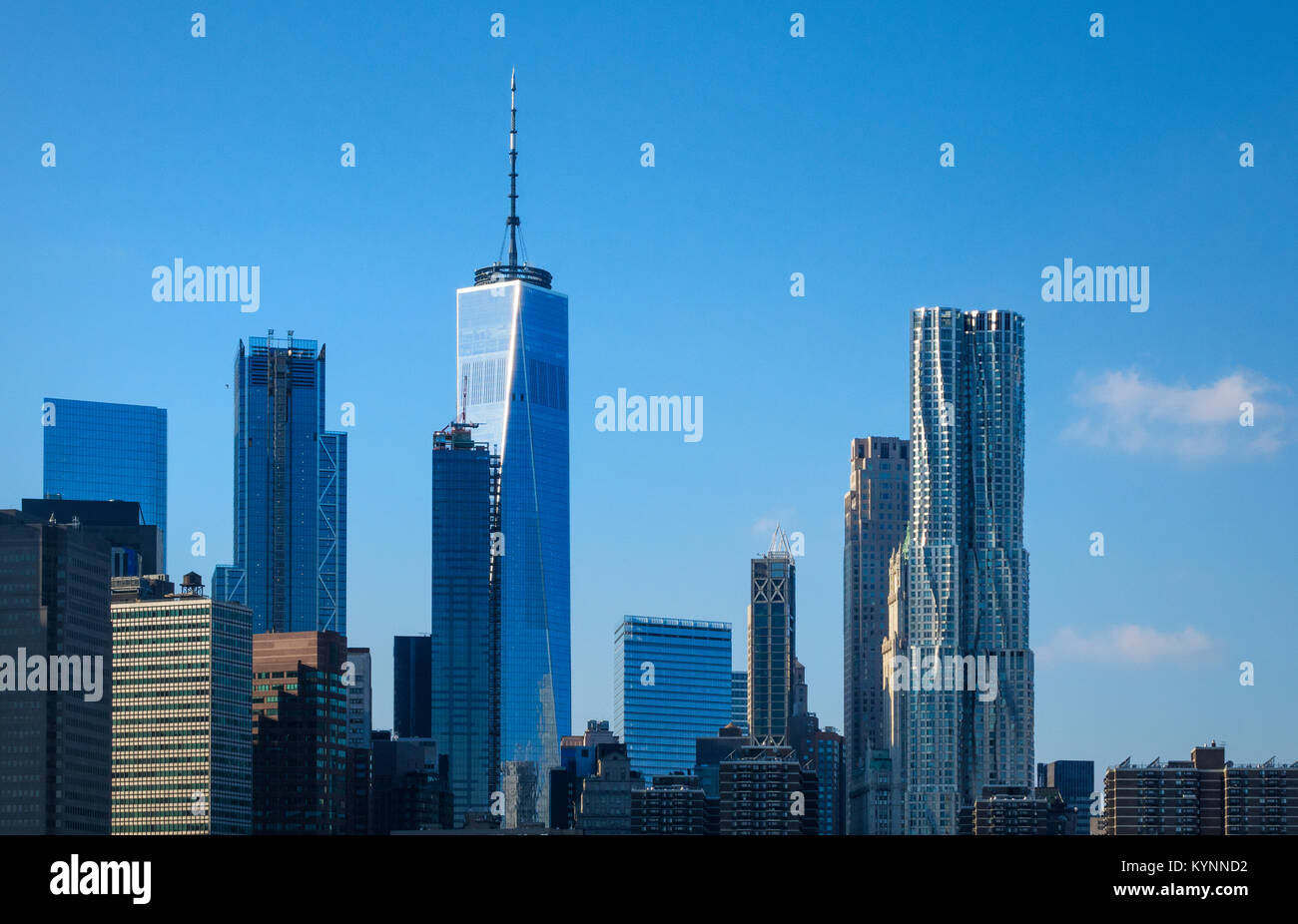 La parte inferiore di Manhattan skyline visto da Brooklyn Foto Stock