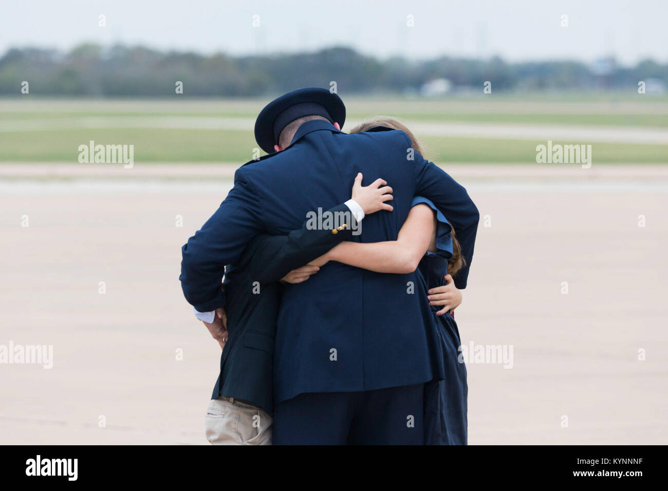 Il pilota dell'Air Force Two, il tenente colonnello James Larkin, fu fotografato ad abbracciare i suoi figli dopo aver completato la sua ultima missione, volando il vicepresidente Mike Pence ad Austin, Texas, il 15 novembre 2017, durante il mese dei veterani nazionali e delle famiglie militari. Foto Stock