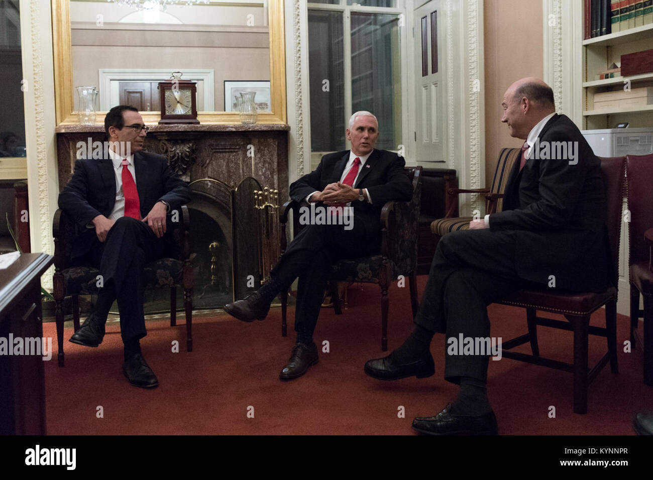 Il vicepresidente Mike Pence, il segretario al Tesoro Steven Mnuchin e il direttore del Consiglio economico nazionale Gary Cohn osservano il voto del Senato degli Stati Uniti sulla legge sulla riforma fiscale dall'ufficio del Vice Presidente di Capitol Hill il 19 dicembre 2017. Foto Stock