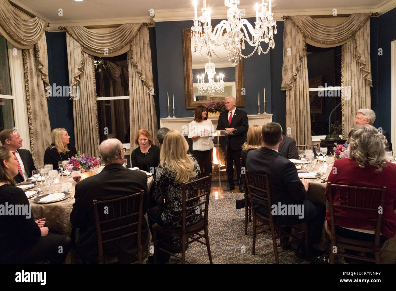 Vice Presidente Mike Pence e la Sig.ra Karen obolo di fede host leader per la cena presso la Naval Observatory | Gennaio 4, 2018 (Gazzetta White House Joyce N. Boghosian) la foto del giorno 5 gennaio 2018 27746249869 o Foto Stock