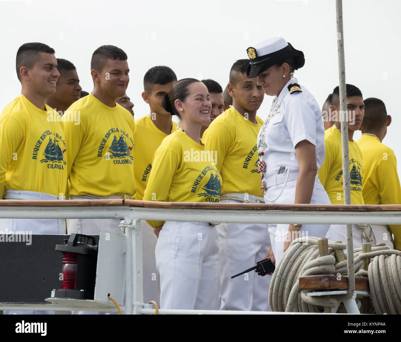 Responsabile della femmina e equipaggio sul colombiano formazione navy ship, ARC Gloria, ammiraglia ufficiale della marina militare colombiana. Foto Stock