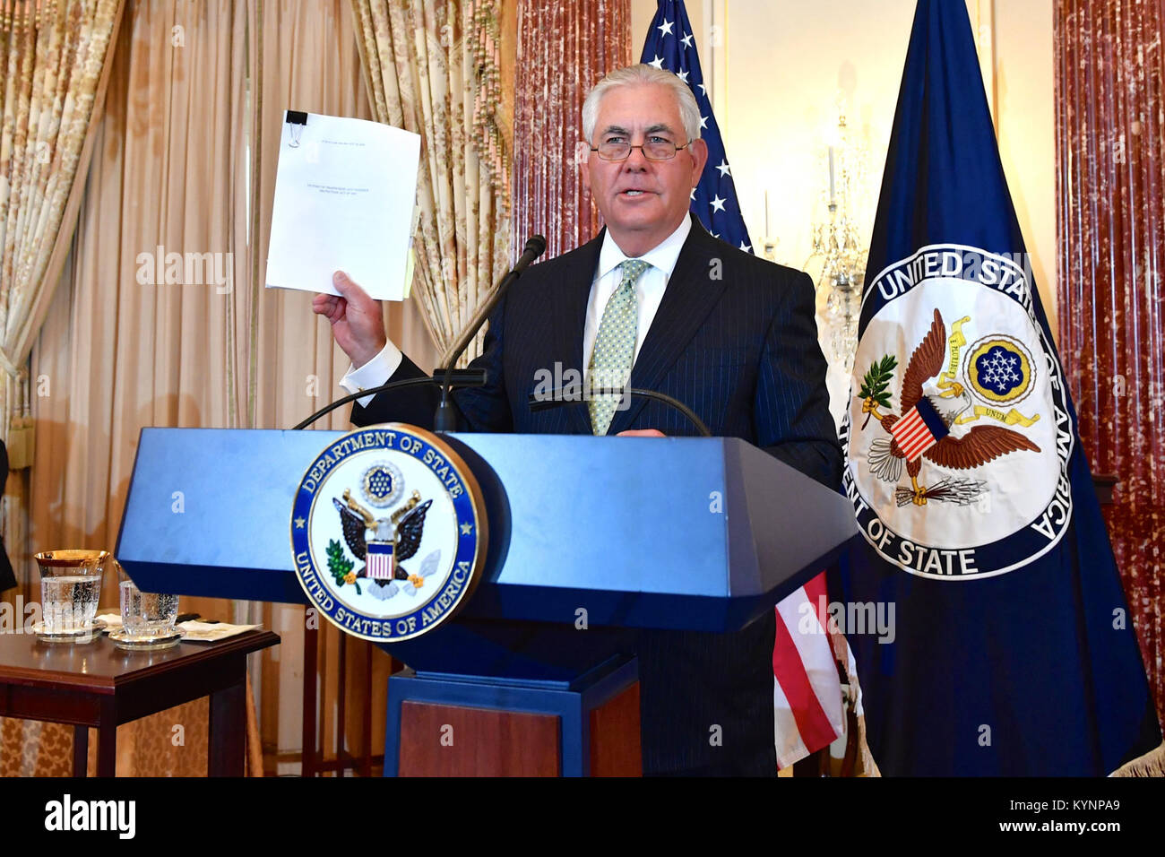 Il Segretario di Stato Rex Tillerson ha lanciato il rapporto 2017 sulla tratta di esseri umani, evidenziando gli sforzi globali per combattere la tratta di esseri umani. La relazione valuta gli sforzi dei paesi per combattere la schiavitù moderna, promuovendo la responsabilità e la trasparenza. La cerimonia ha sottolineato l'impegno degli Stati Uniti per i diritti umani. Credito fotografico: (Dipartimento di Stato degli Stati Uniti) Foto Stock